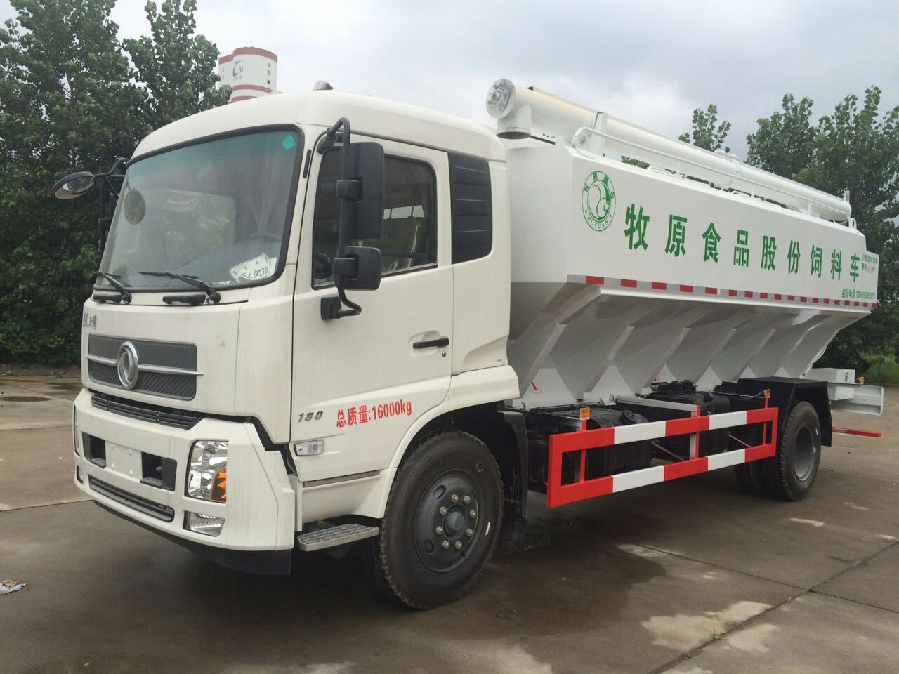 東風(fēng)20噸散裝飼料車價(jià)格、廠家直銷與大型飼料車銷售解析